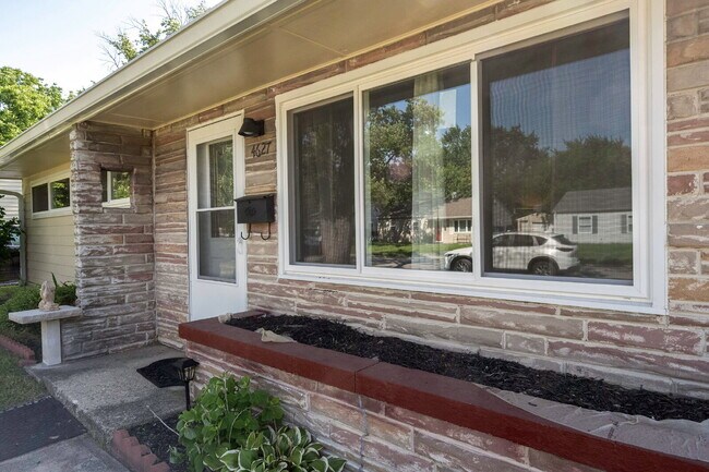 Building Photo - Charming 3-Bedroom Gem with 1.5 Baths in Lawrence