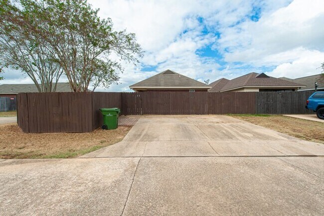 Building Photo - 8740 Lindsey Ln