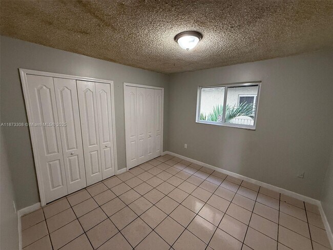 Building Photo - 10000 NW 80th Ct