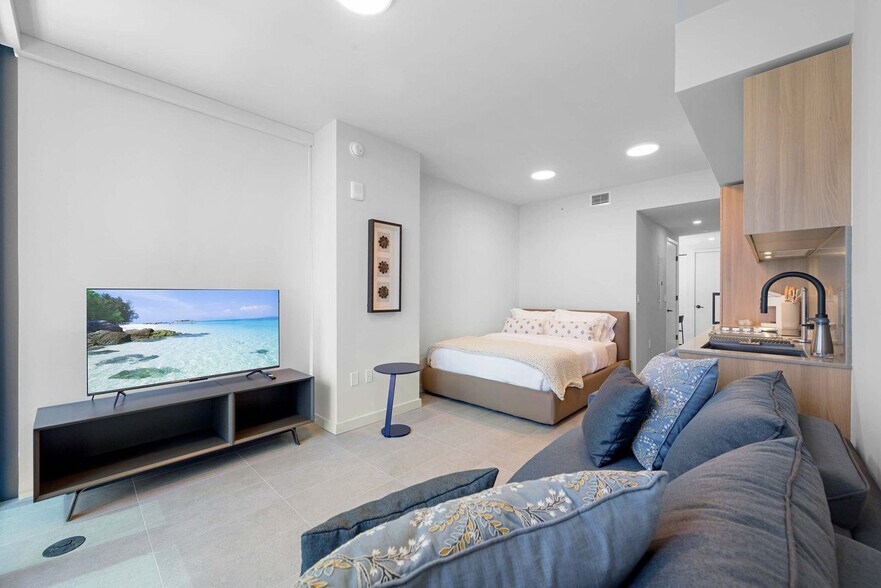 Building Photo - 121 NE 5th St