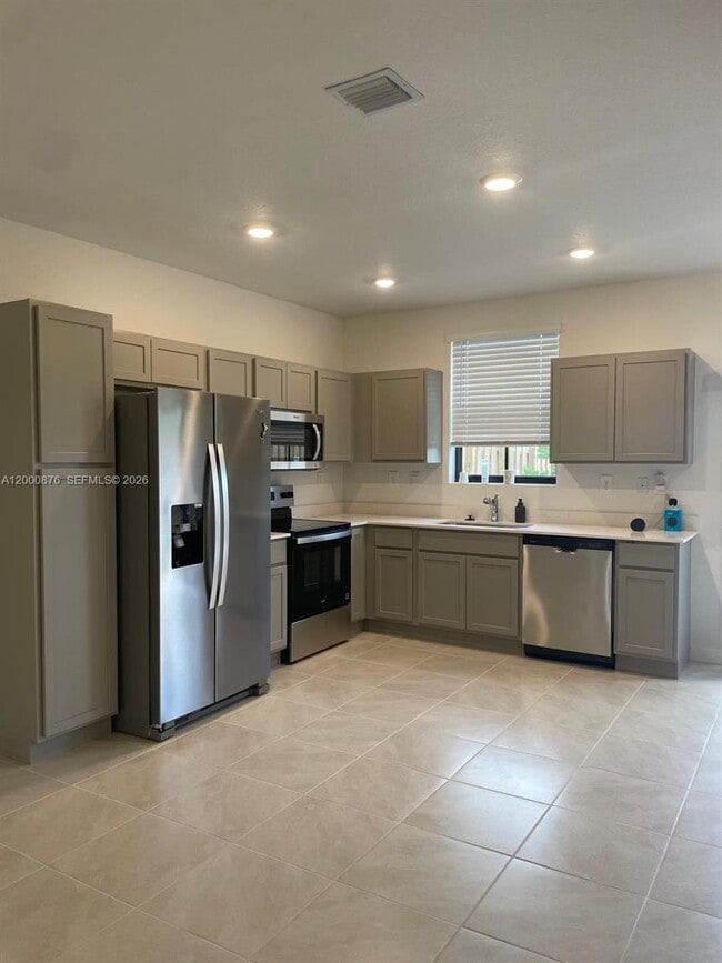 Building Photo - 1386 NE 3rd Ave