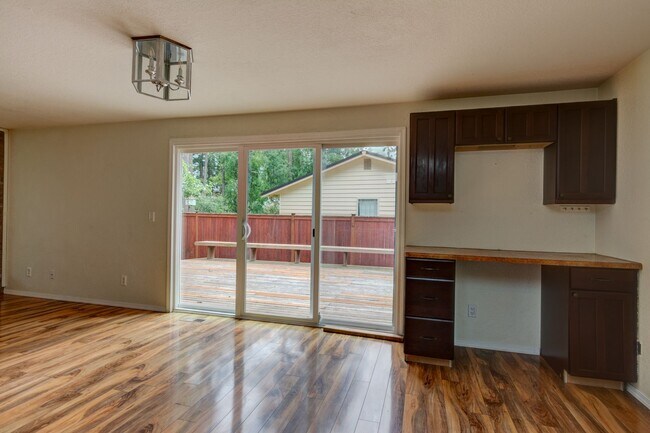 Building Photo - Newly Renovated 3 Bedroom in Oak Harbor