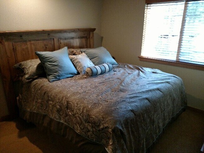 Building Photo - 1 Bedroom Centrally Located Summer Rental