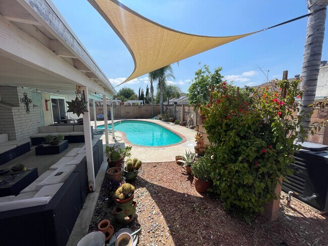 Building Photo - Single Story Pool House for Rent in Canyon...