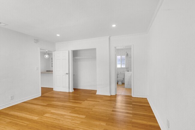 Building Photo - Updated 2BR Duplex in Angeles Mesa – Solar...