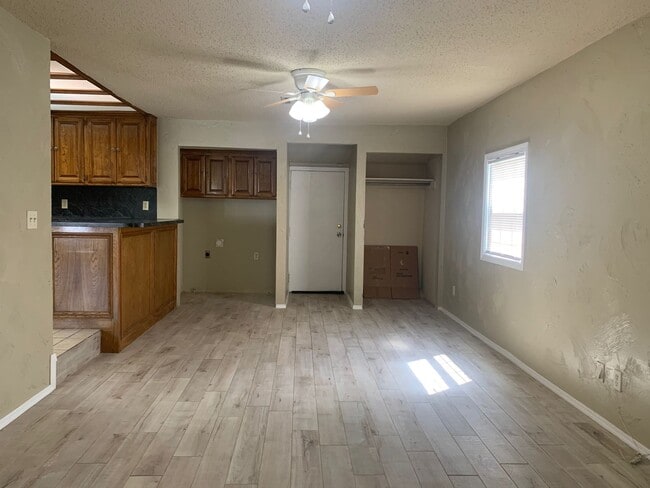 Building Photo - Cozy Cottage