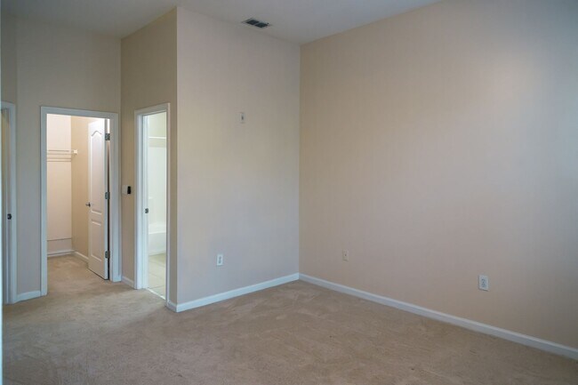 Building Photo - Beautiful 3 Bedroom, 2 Bath with Volume ceilings and Private Garage!