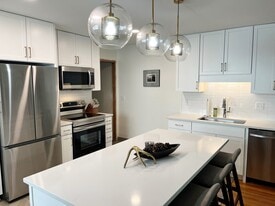 Building Photo - 21 Sheridan Ave S