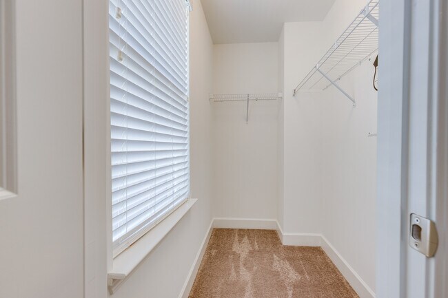 Building Photo - 2029 Serenity St