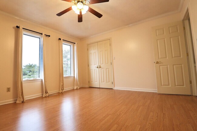 Building Photo - 2 Bedroom/2 Bath Townhouse near Stadium - ...