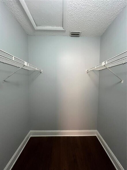 Building Photo - 5621 Riverside Dr