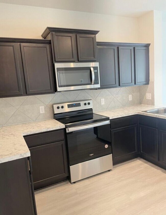 Building Photo - 3537 Brentwood Dr