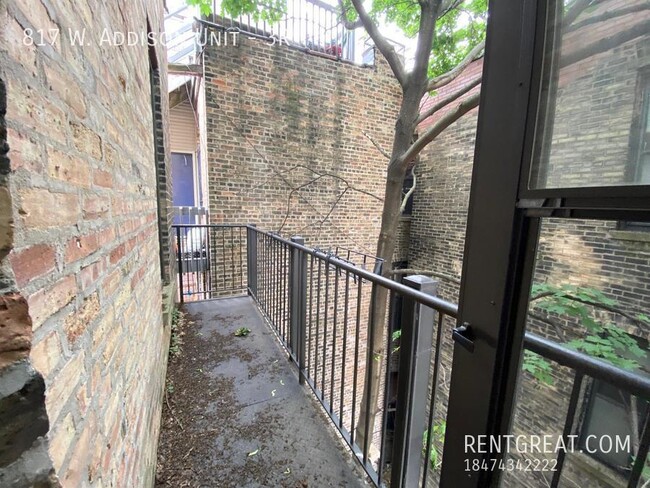 Building Photo - 817 W Addison St