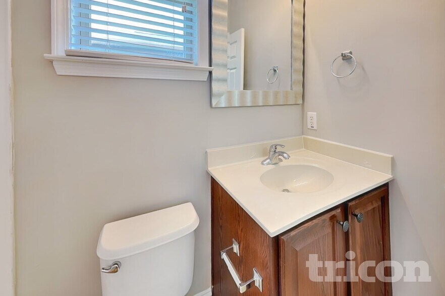 Building Photo - 4384 Challedon Dr