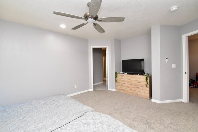 Building Photo - Great 4 Bedroom 3 Bath Home in South Jordan in Amazing HOA Community!