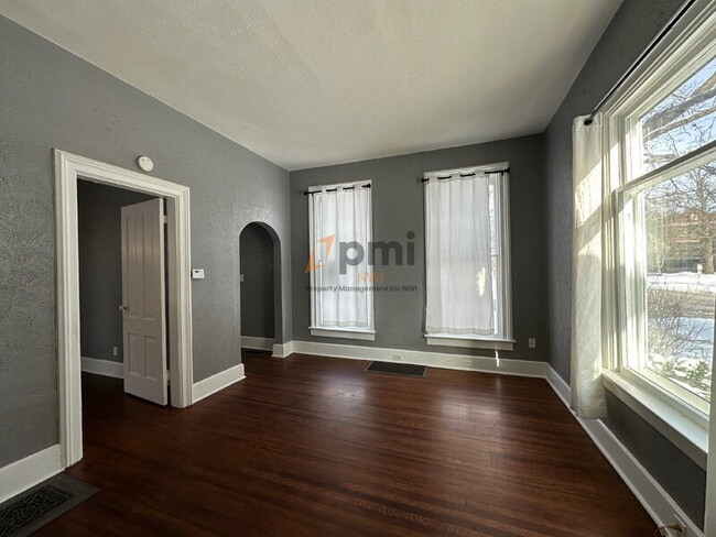 Building Photo - 912 Chicago St