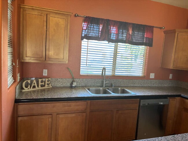 Building Photo - 2 Bedrooms / 2 Bathrooms Condo for Ren,  F...