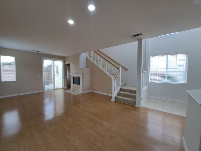 Building Photo - Expansive 3 bedroom/2.5 Bath Home in Corde...