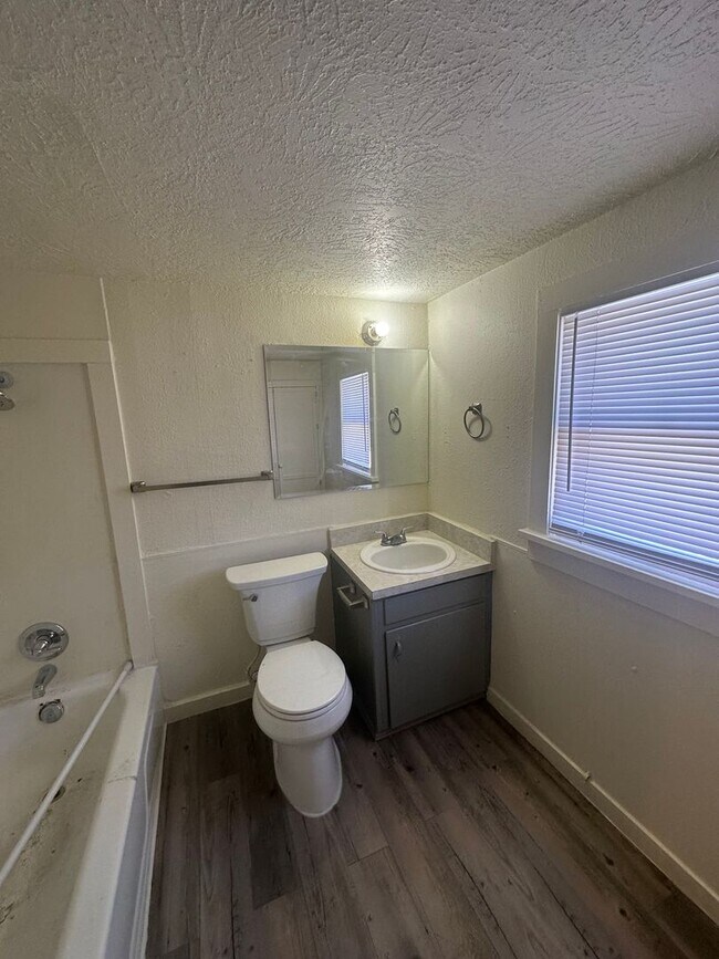 Building Photo - Spacious 4 Bedroom!