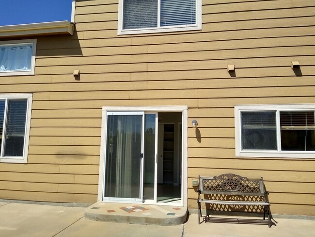 Building Photo - Gorgeous 2 Story 3 Bedroom 2.5 Baths in Da...