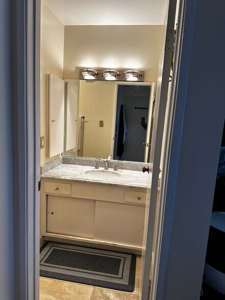 Building Photo - 932 Peninsula Ave