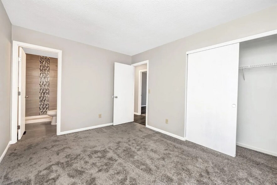 Building Photo - 915 Venetian Ter