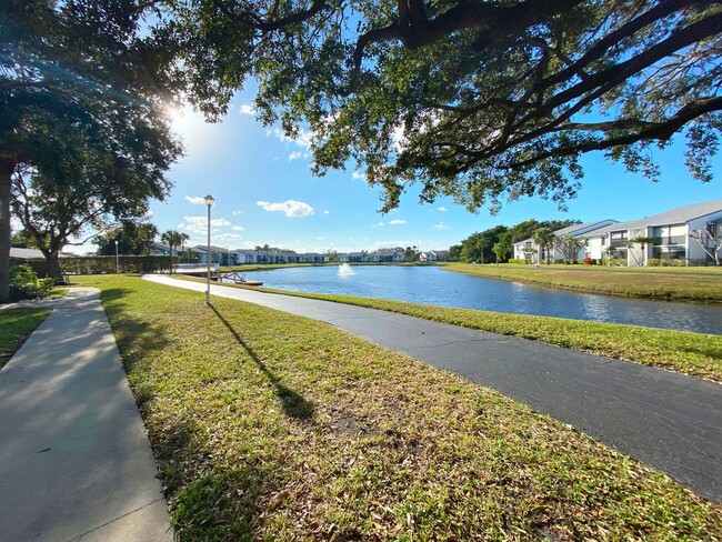 Building Photo - Beautiful 2 Bed / 2 Bath in Palm Club Vill...