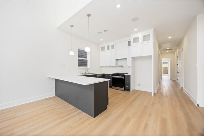 Building Photo - 422 E 41st St