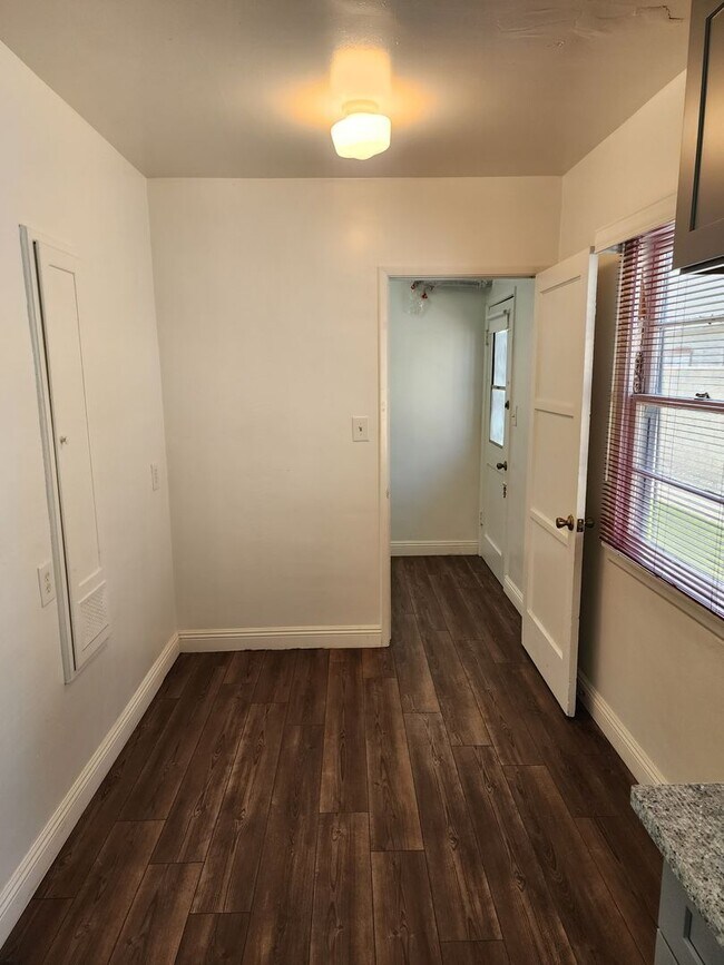 Building Photo - Pershing Duplex