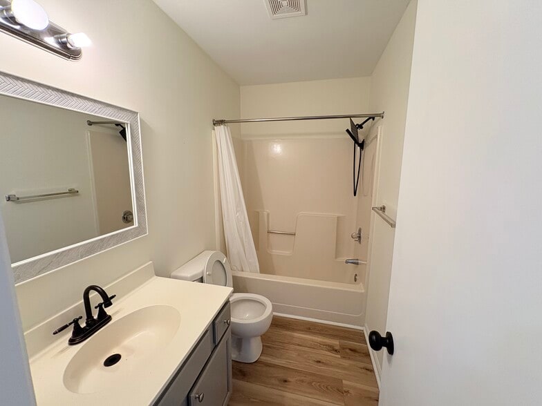 Upstairs Main Bathroom with Bathtub - 109 Chaucer Ct