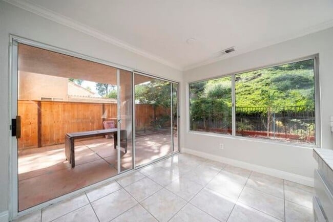Building Photo - Beautiful 4Br/2.5Ba Home With Private Yard In Shadowridge!!