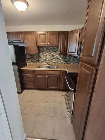 Building Photo - 512 Gardens Dr