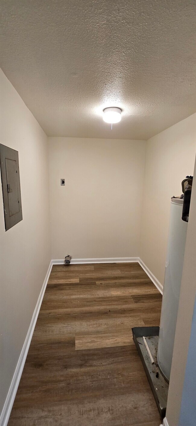 Building Photo - 5200 Broken Oak Dr