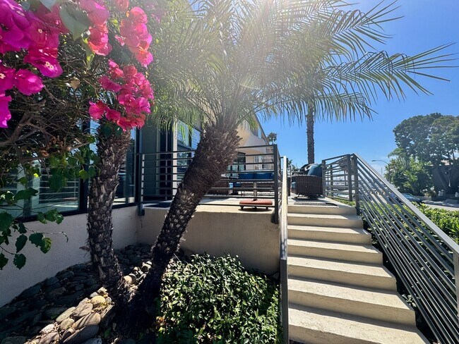 Building Photo - Beautiful Furnished 1 Bedroom, 1.5 Bath Condo with Harbor Views - Flexible Lease!