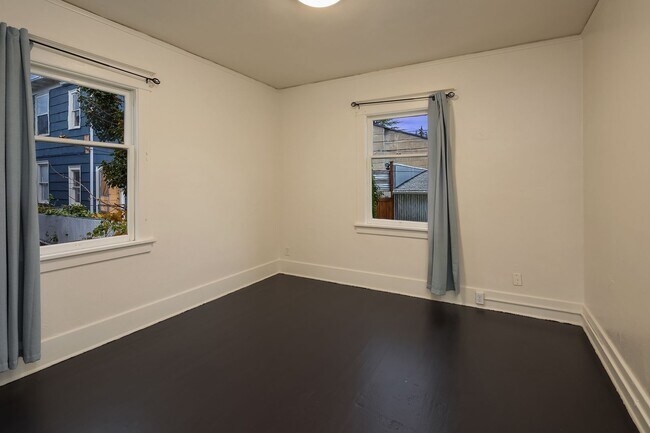 Building Photo - Charming 3 Bedroom In The Heart Of Stadium...