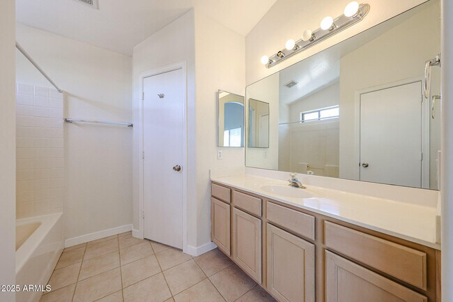 Building Photo - 7315 W Fleetwood Ln