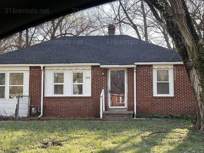 Building Photo - $925 - 3 bedroom/ 1 bathroom - Single Family Home