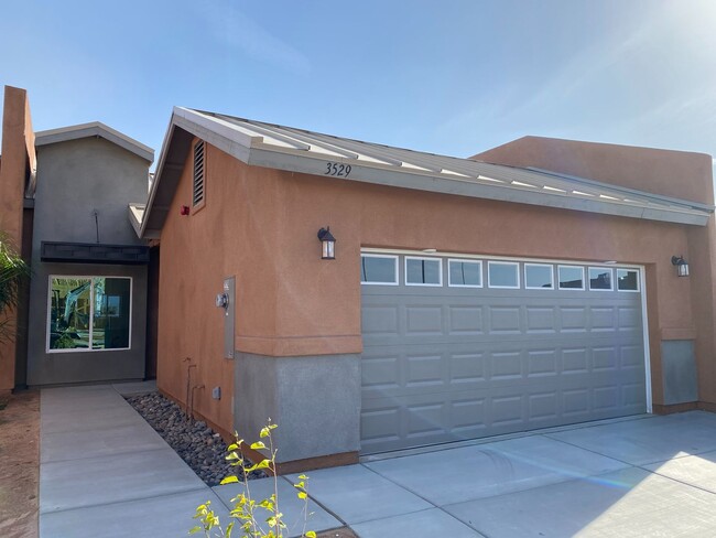 Building Photo - 2 Bedroom in a Gated Community