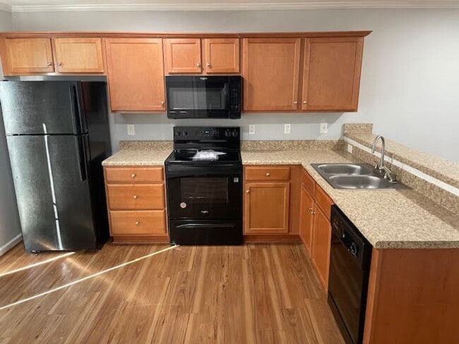 Building Photo - Townhome in Midway Park - Boyington Place!