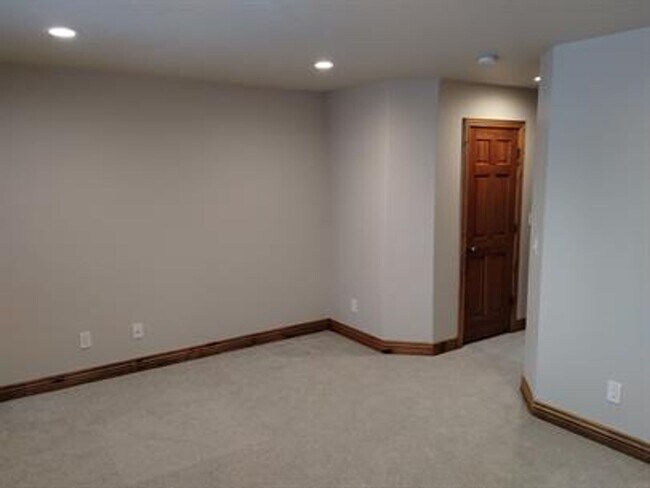 Building Photo - Spacious Cottonwood Heights Home with Vaulted Ceilings & Finished Basement