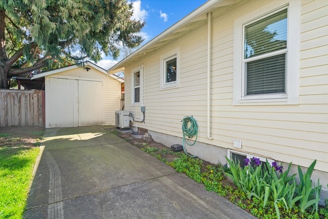 Building Photo - 840 N Farragut St