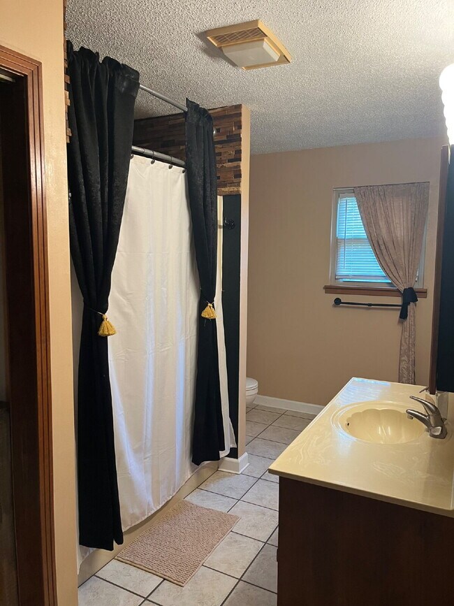 Building Photo - "Charming 2-Bedroom Retreat with Spacious 1200 Sq Ft Layout in Scenic Carthage!" Lake Front views...