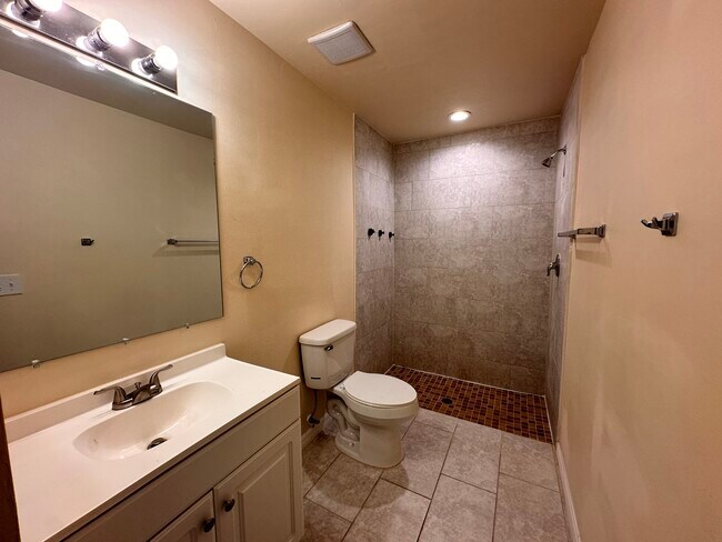 Building Photo - 531 SE 5th Pl