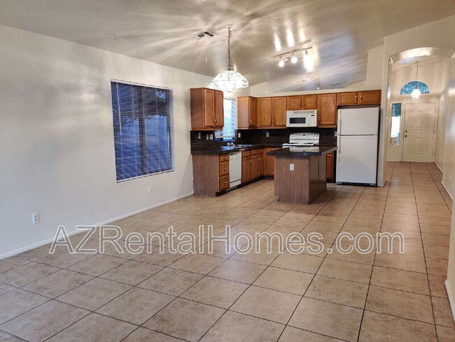 Building Photo - 493 E Cantebria Dr