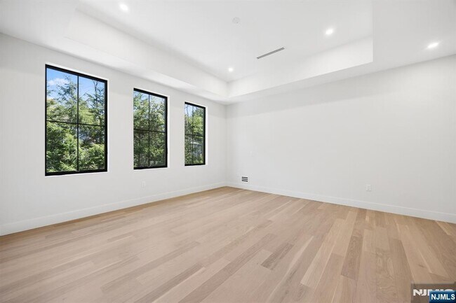 Building Photo - 242 Hardenburgh Ave