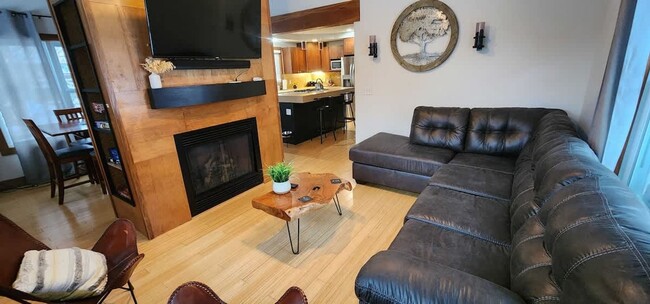 Building Photo - Fully Furnished Monthly Off-Season Gem!