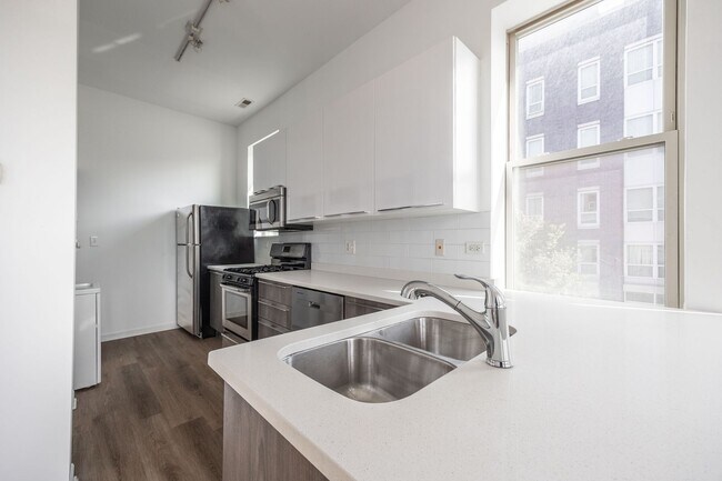 Building Photo - Spacious 2BR/2.5BA Duplex-Up in Humboldt Park with In-Unit Laundry!