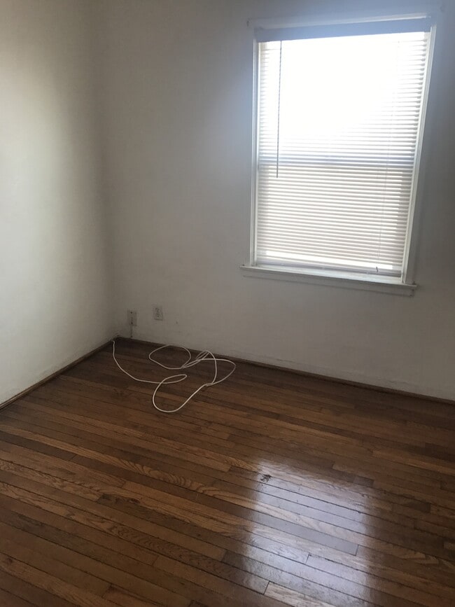 Building Photo - Country home