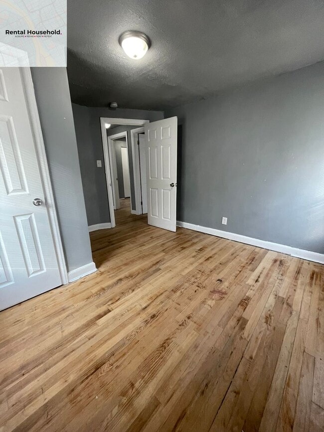 Building Photo - Spacious 3 Bedroom Home with Fenced Yard-Only $1200 a month