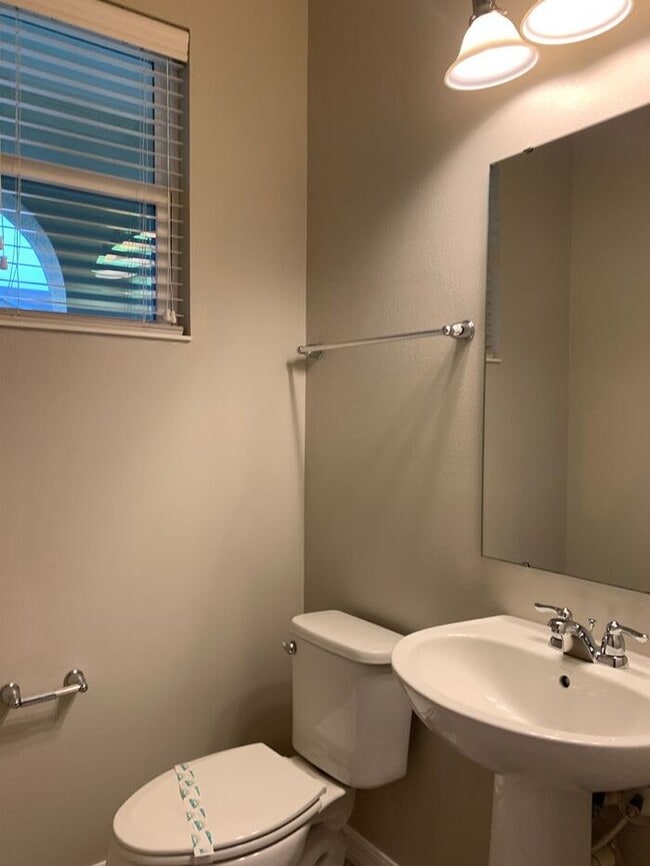 Building Photo - 4 Bedroom Gated Community Compass Bay